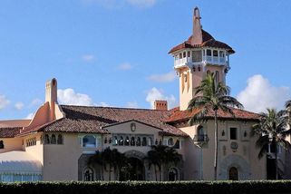 FBI čelí po prohlídce u Trumpa výhrůžkám. Muž hrozil masakrováním a skončil ve vazbě - Novinky